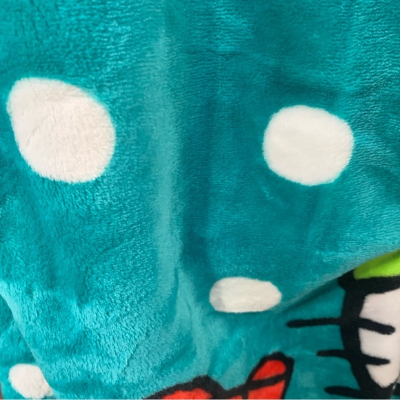 New Hello Kitty In Snow Cap Christmas Bright Teal Plush 60" x 70" Throw Blanket - Picture 7 of 9
